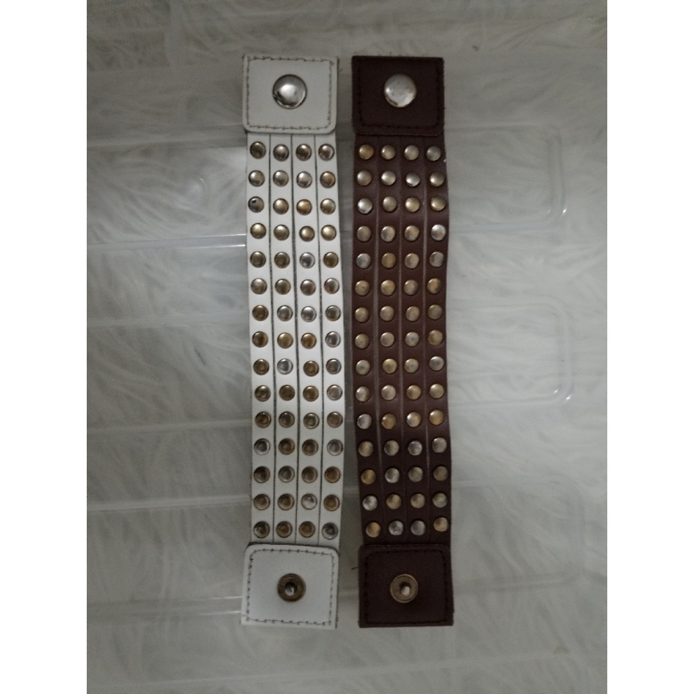 YIK Fung Brown/White bracelets